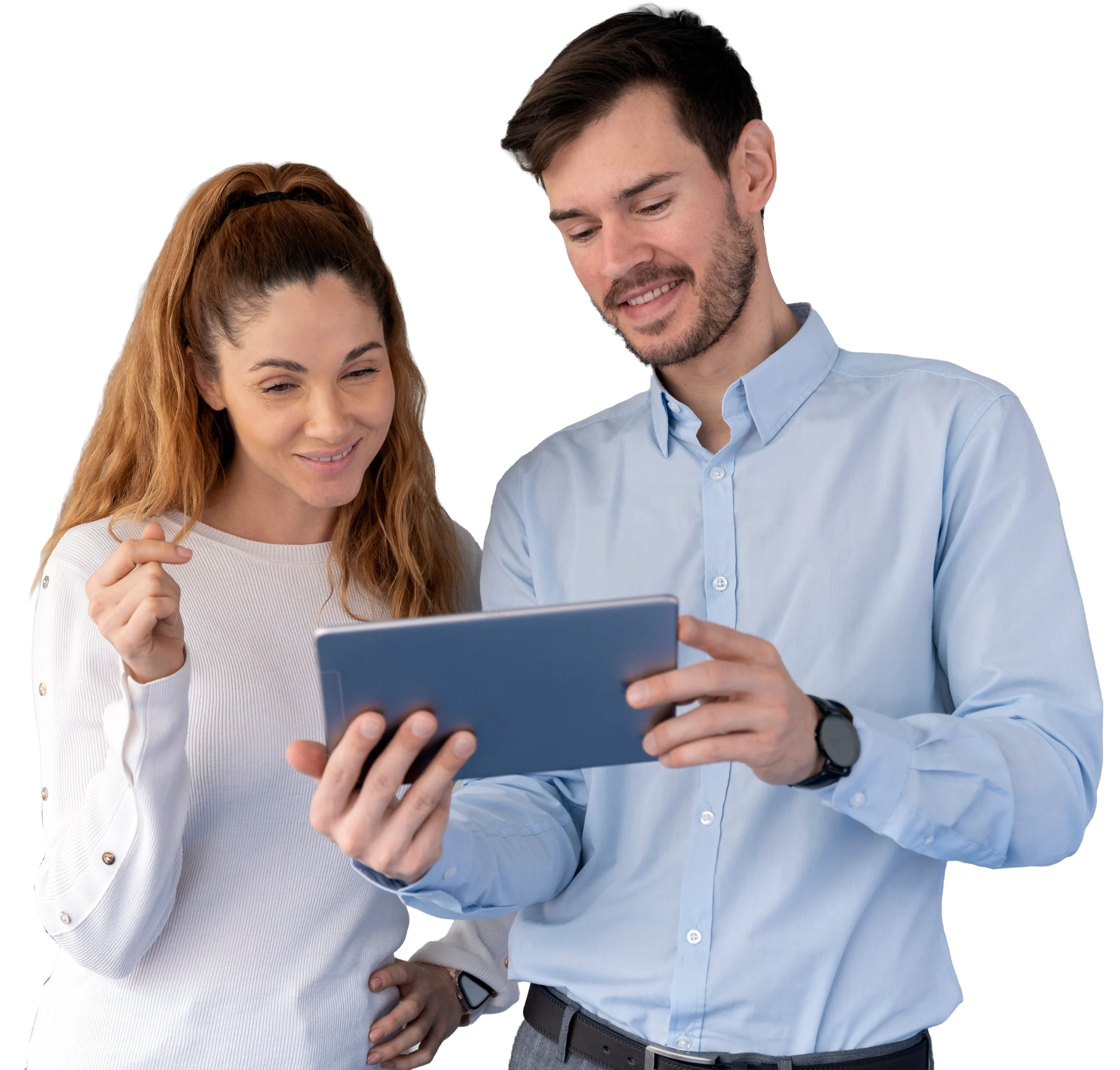 jovenes-empresarios-en-la-oficina-trabajando-con-tableta